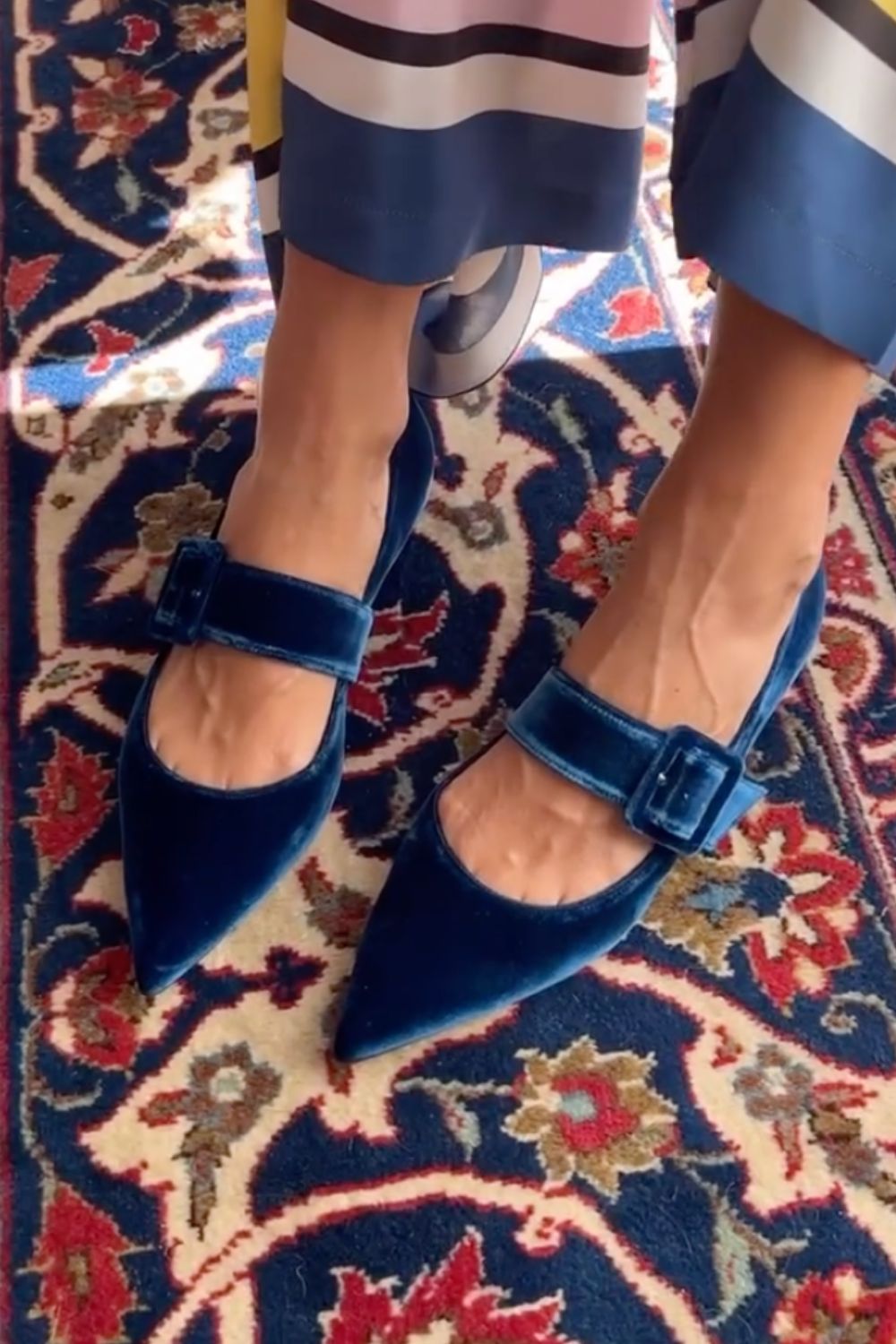 Saltos Mary Jane de bico fino azul veludo [Pré-encomenda]