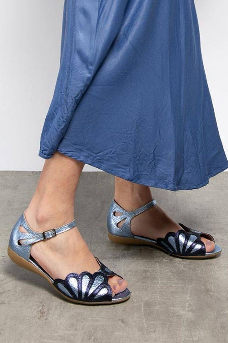 Blaue Metallic-Sandalen mit Muschelausschnitt und Knöchelriemen [Vorbestellung]