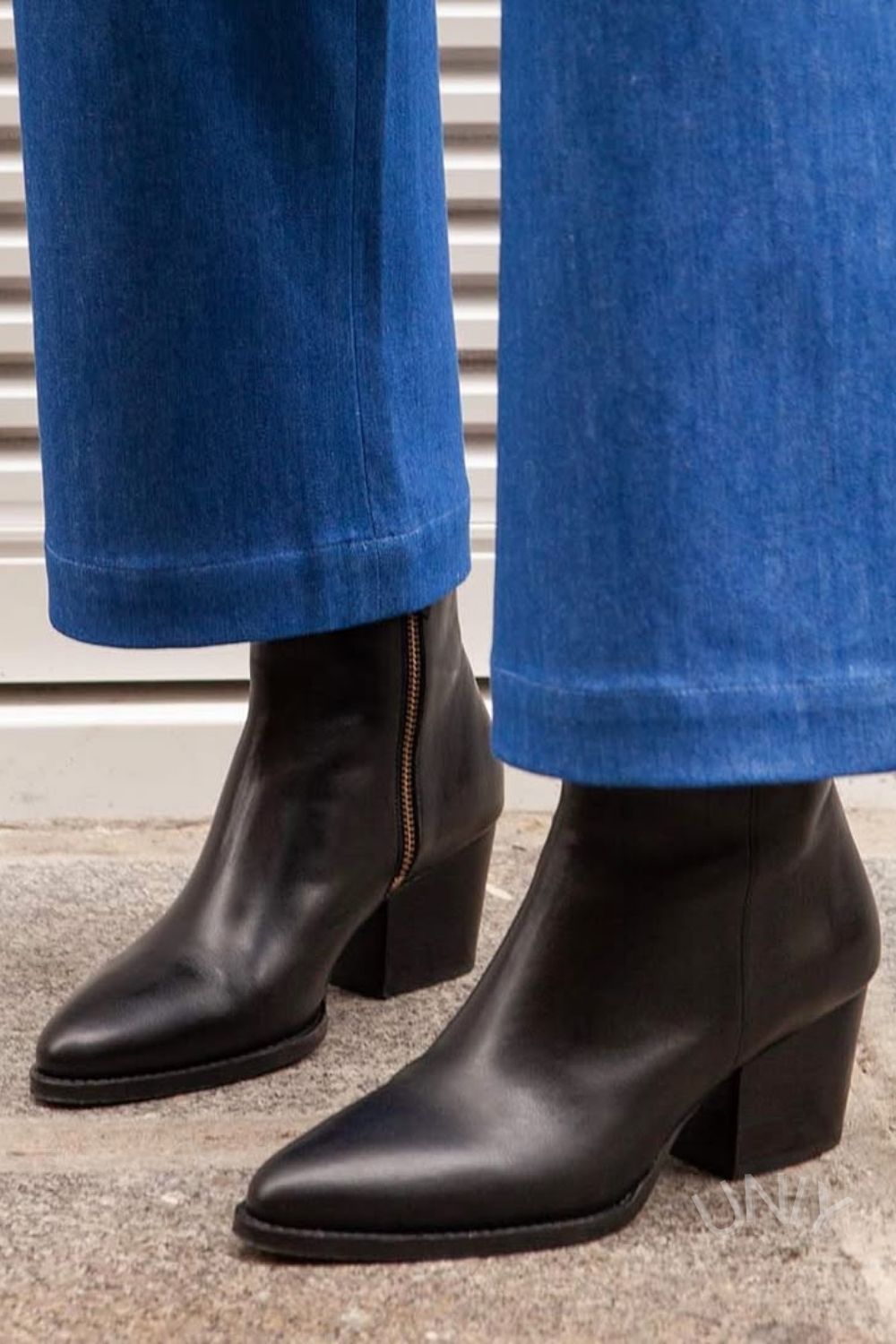 Botas de Cano Curto com Salto Quadrado em Pele Preta [Pré-Encomenda]