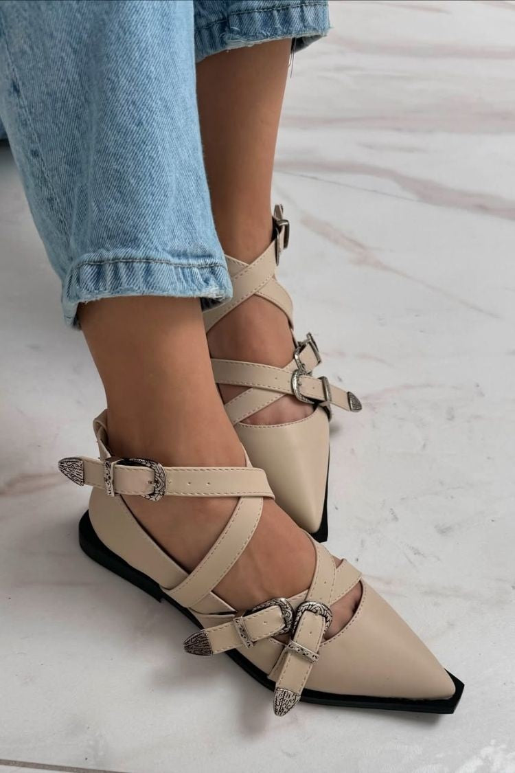Ballerine a punta con cinturino multiplo e fibbia western in similpelle [Pre-ordine]