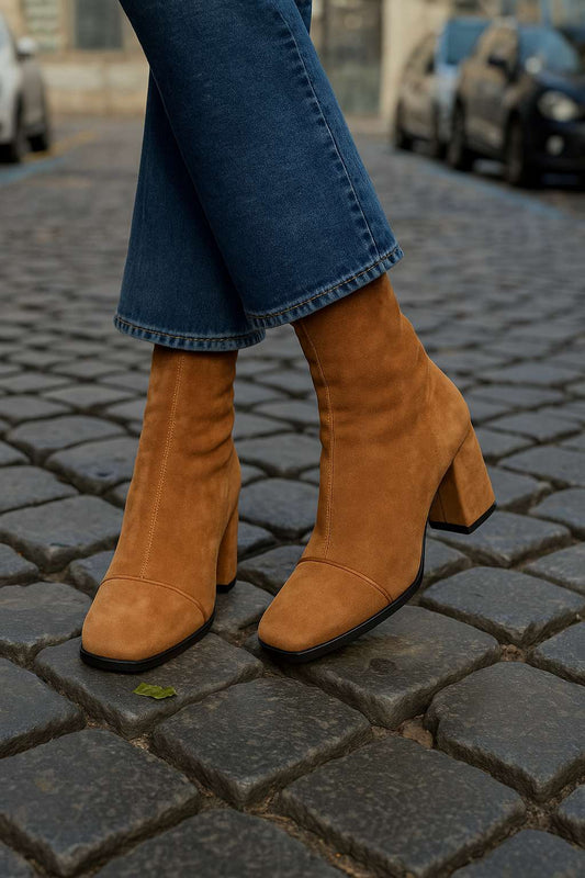 Botas de Cano Curto com Salto Bloco Elegante em Camurça e Biqueira Redonda [Pré-Encomenda]
