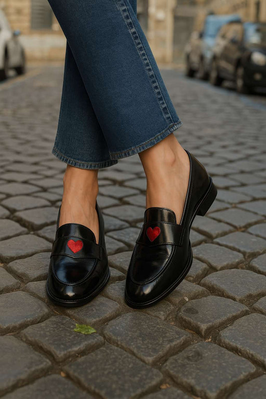 Trendige schwarze Lackleder-Loafer mit Herzdetail und klassischer runder Zehenpartie