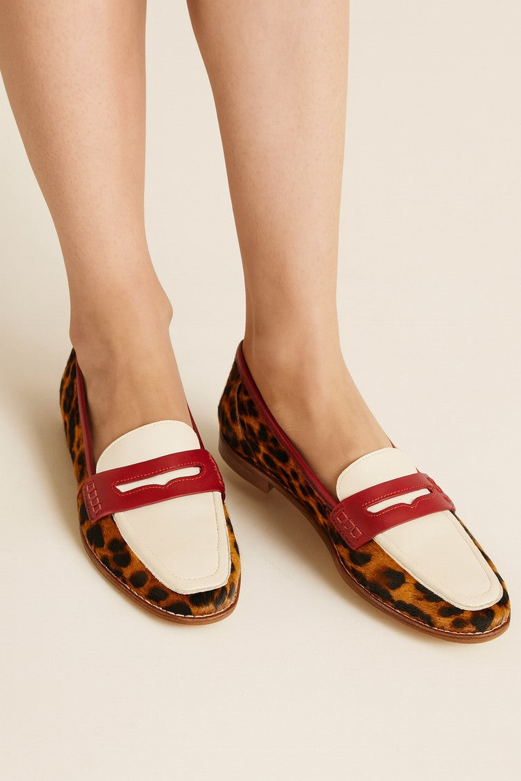 Loafers mit spitz zulaufender Zehenpartie und Leopardenmuster Lederriemen [Vorbestellung]