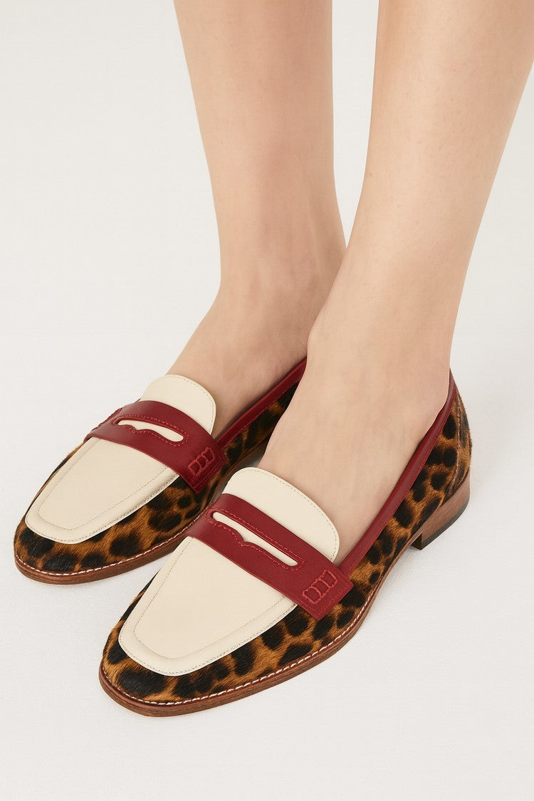 Loafers mit spitz zulaufender Zehenpartie und Leopardenmuster Lederriemen [Vorbestellung]
