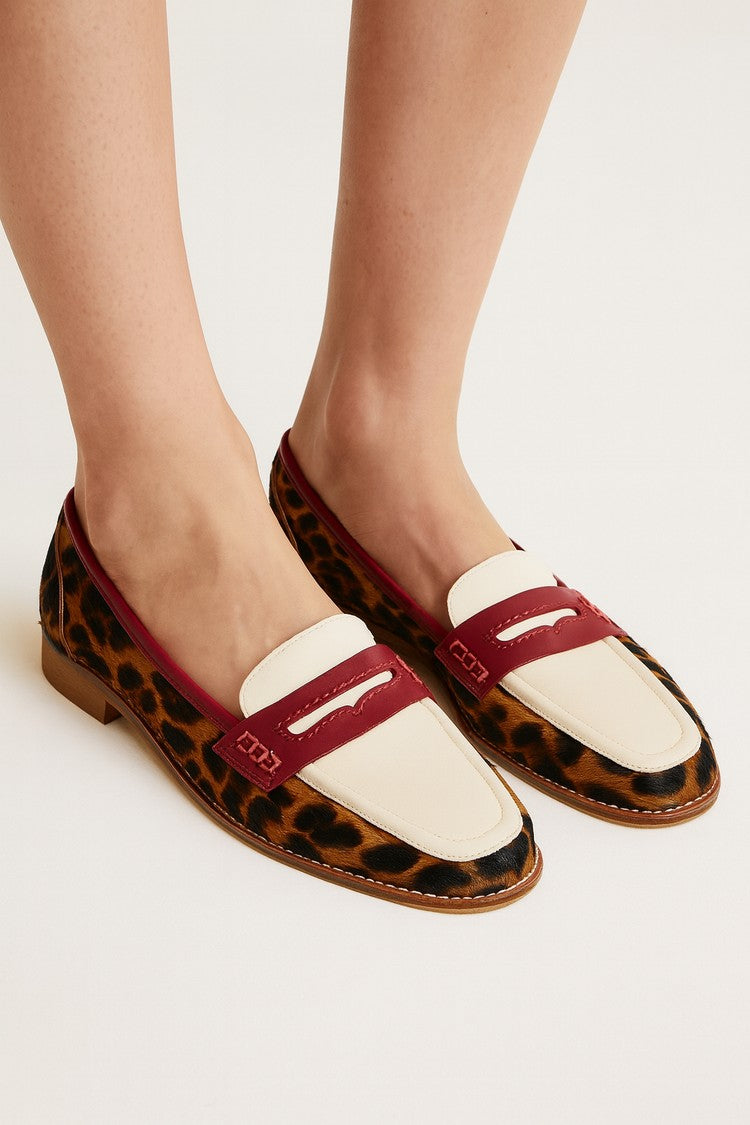 Loafers mit spitz zulaufender Zehenpartie und Leopardenmuster Lederriemen [Vorbestellung]