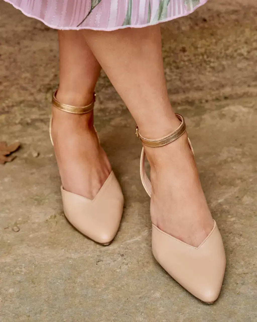 Scarpe col tacco con cinturino alla caviglia dorato e punta affilata [Pre-ordine]