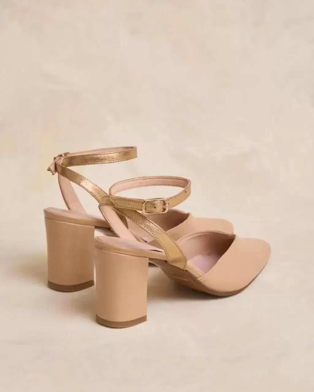 Scarpe col tacco con cinturino alla caviglia dorato e punta affilata [Pre-ordine]