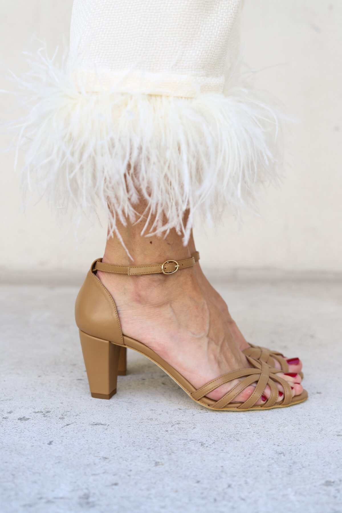 Sandalias de tacón grueso color camel con tiras en el tobillo y puntera abierta [Pre-pedido]