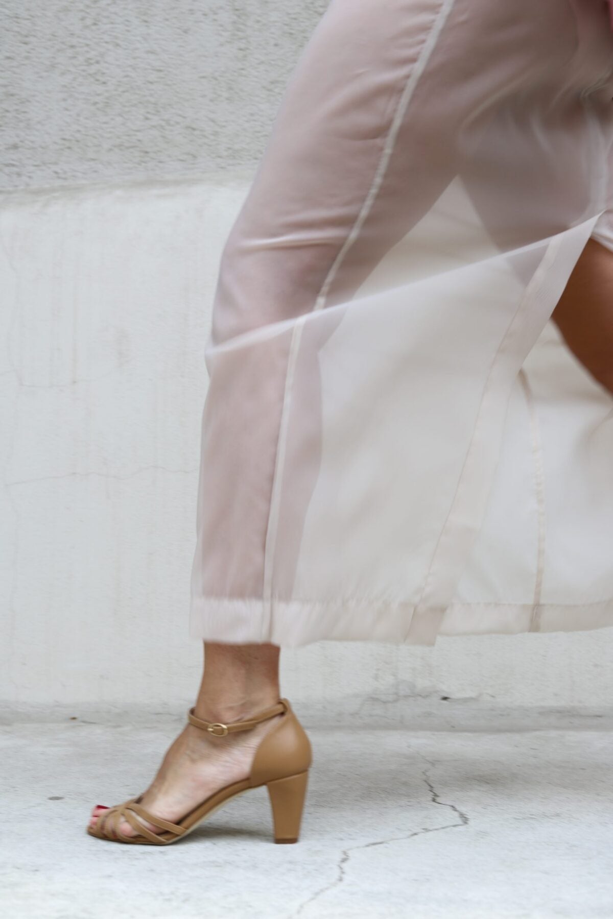 Sandalias de tacón grueso color camel con tiras en el tobillo y puntera abierta [Pre-pedido]