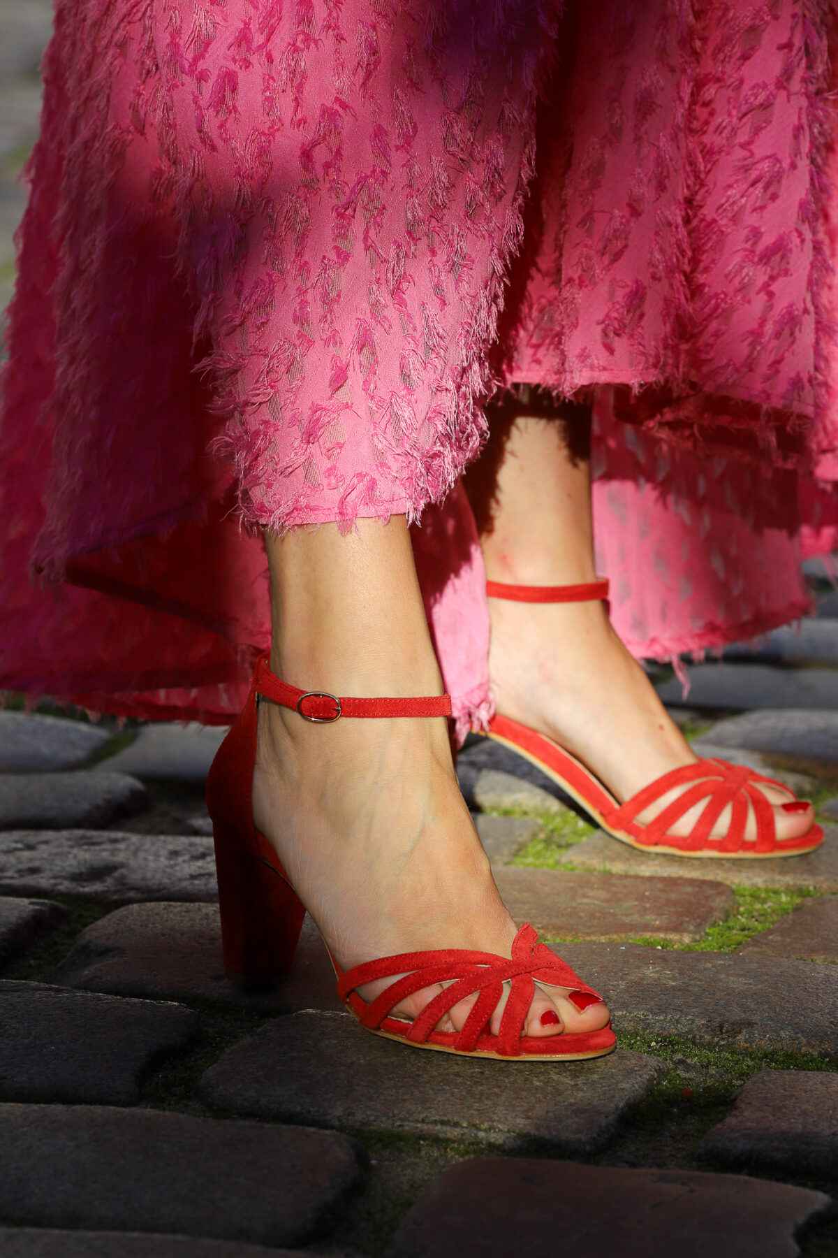 Sandali Rossi in Pelle Scamosciata a Fasce Incrociate con Punta Aperta [Preordine]