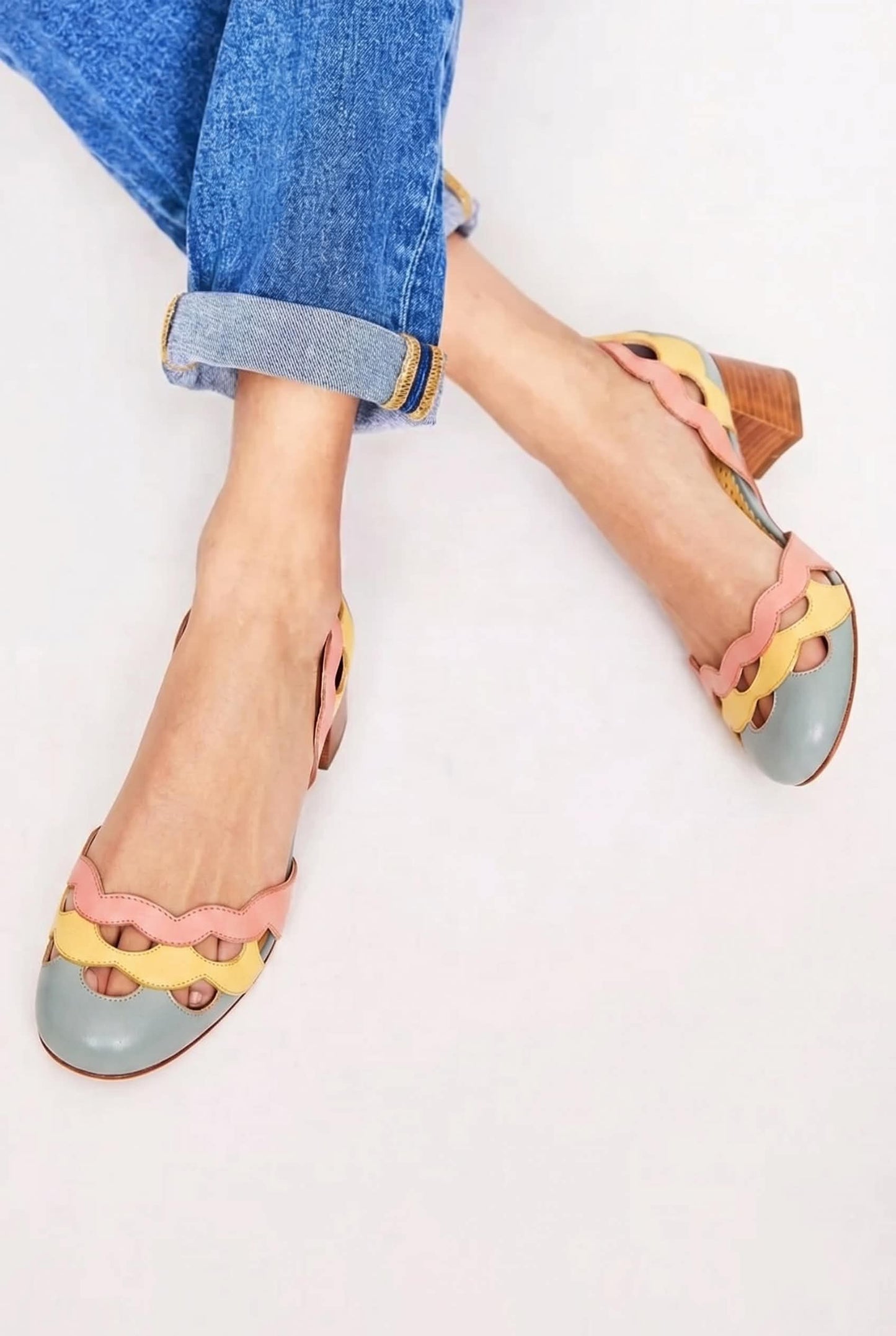 Scarpe con tacco grosso a blocco di colore pastello, con cinturino posteriore e intaglio smerlato [Preordine]