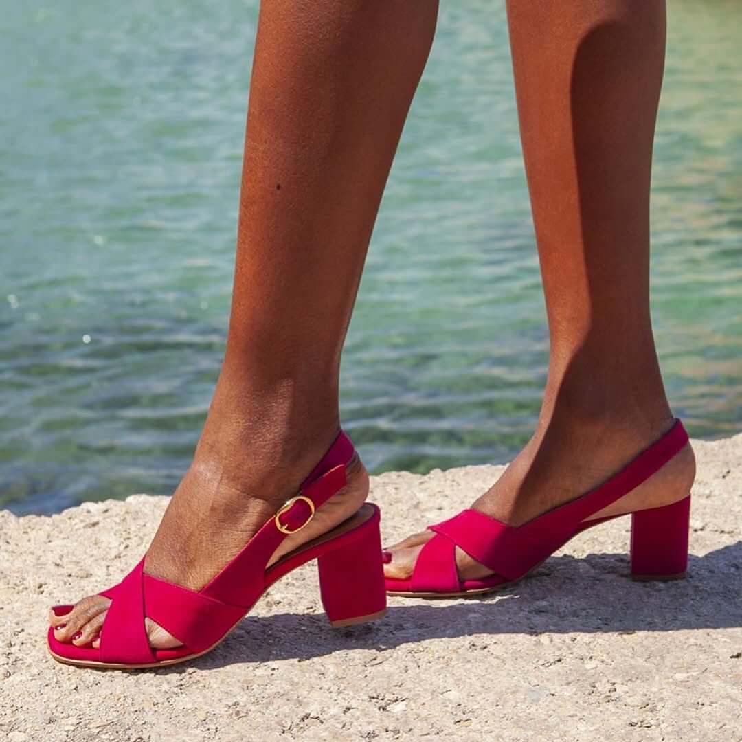 Sandales à talon bloc avec bride croisée en suédine synthétique à bride arrière [Précommande]