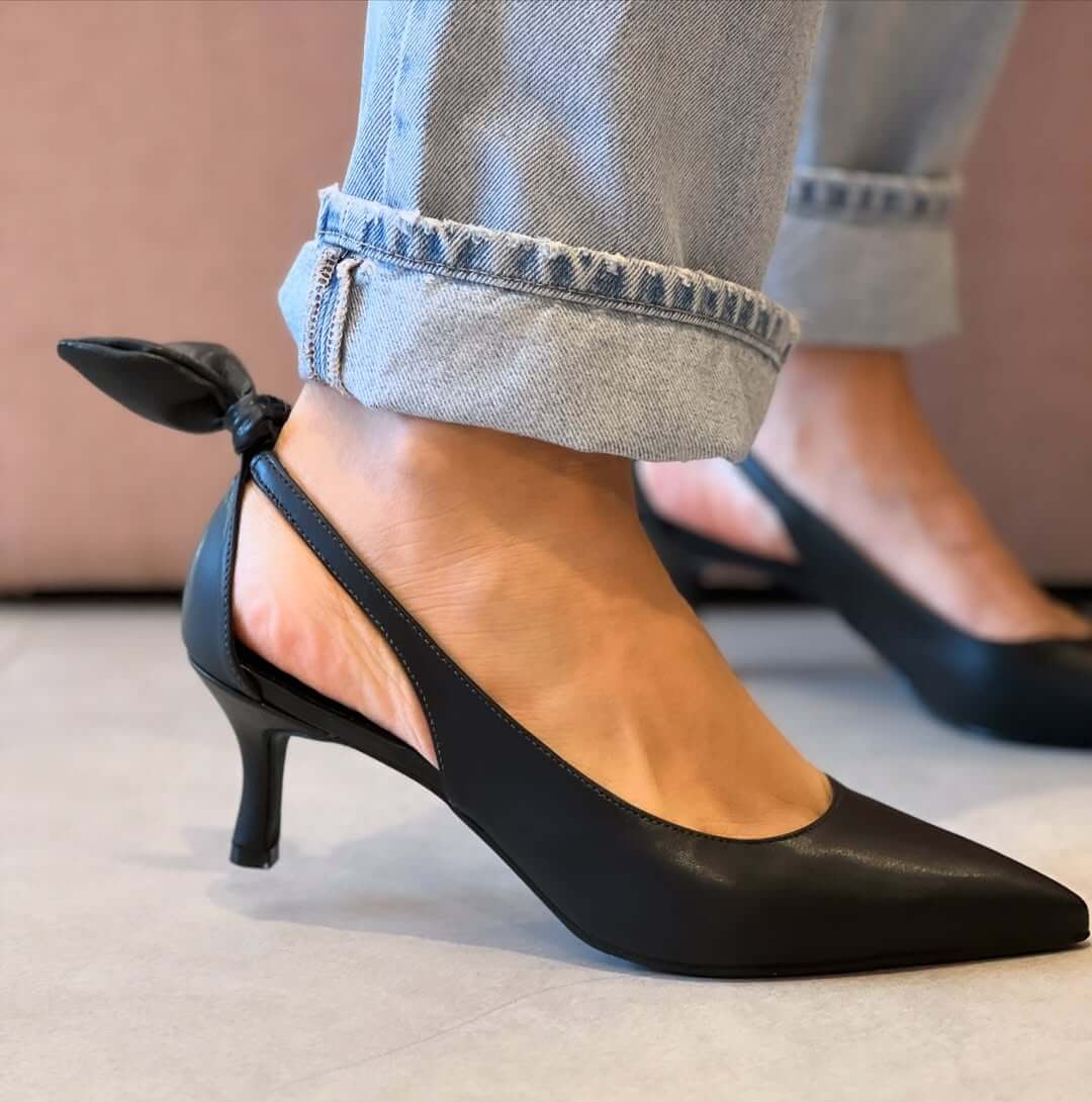 Décolleté con cinturino posteriore a punta in similpelle con fiocco [Pre-ordine]