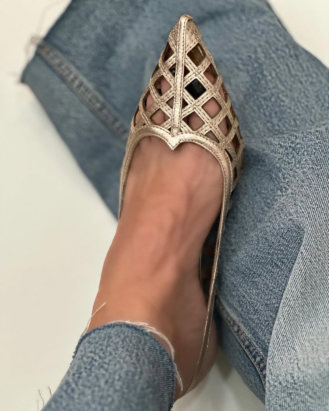 Décolleté con tacco alto e punta aperta in metallo dorato con incrocio [Pre-ordine]