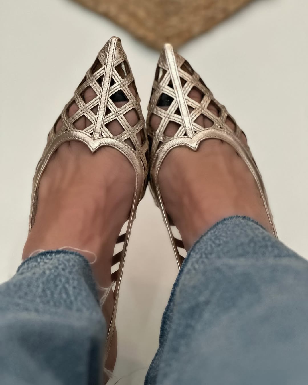 Décolleté con tacco alto e punta aperta in metallo dorato con incrocio [Pre-ordine]