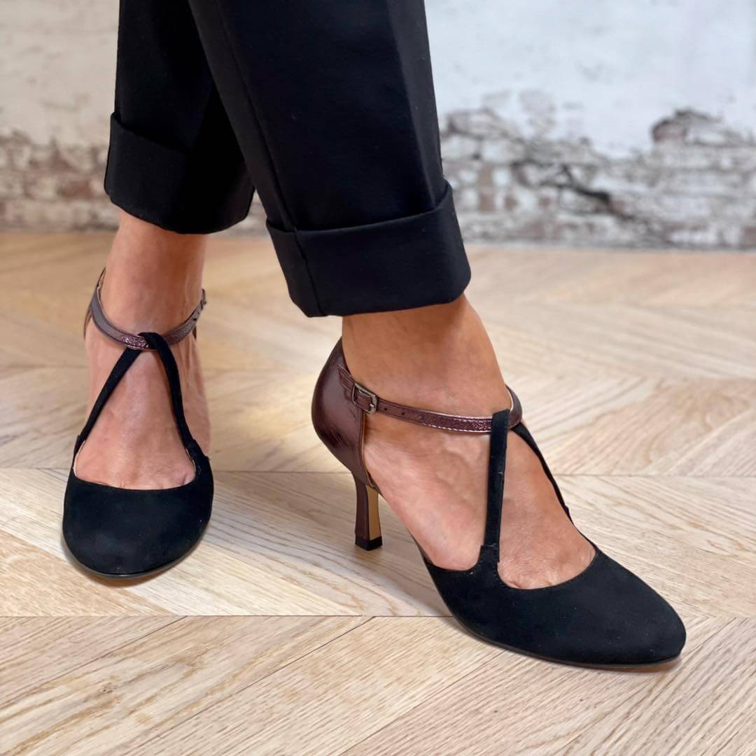 Scarpe con tacco a mandorla e cinturino a T in pelle di velluto a contrasto [Pre-ordine]