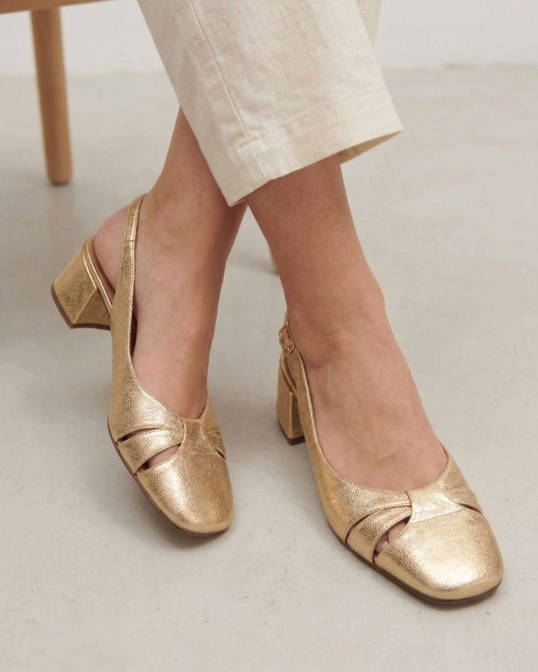 Gouden metallic sandalen met afgeronde vierkante teen, uitsnijding en slingback blokhakken [Pre Order]