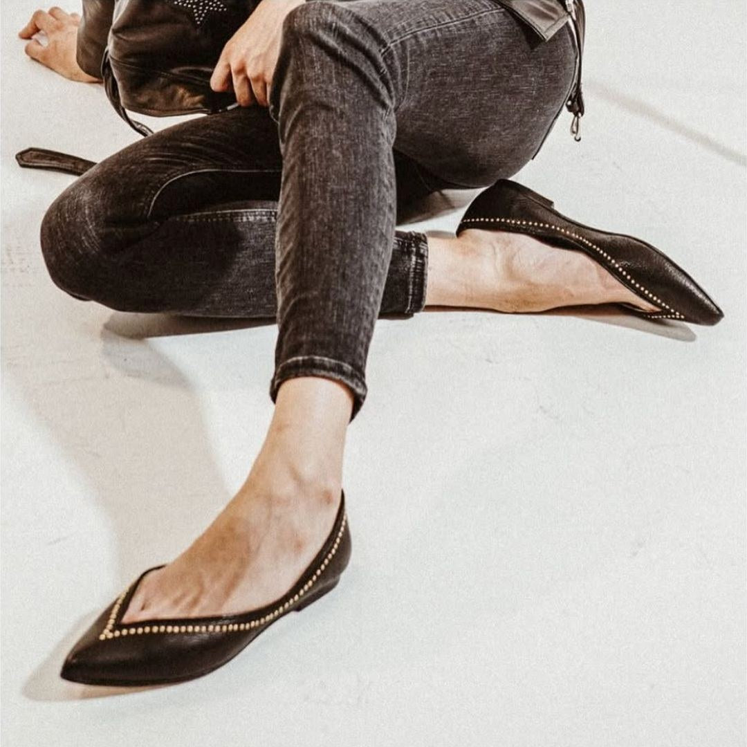 Ballerine slip-on nere versatili con punta borchiata e taglio a V [Pre-ordine]