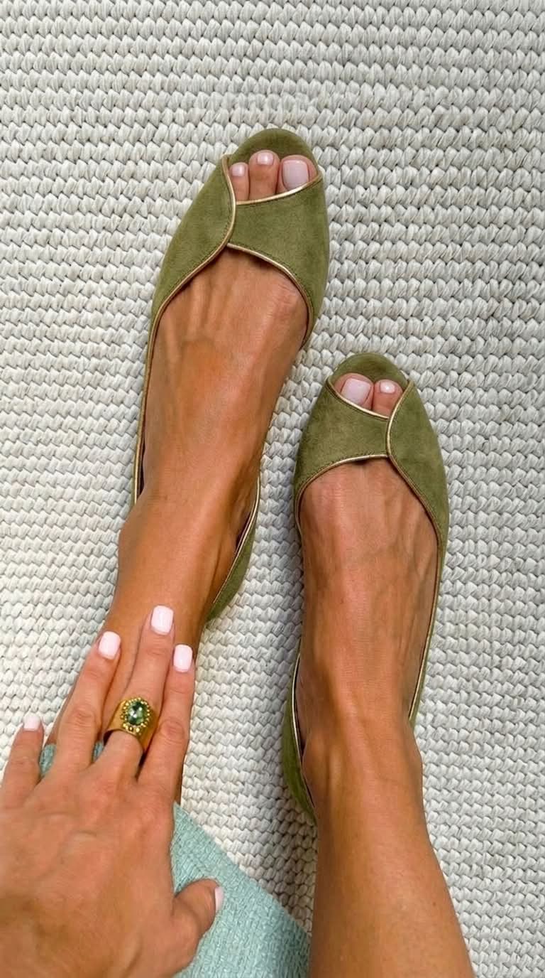 Ballerine d'Orsay beige scamosciate con finiture dorate e punta aperta [Pre-ordine]